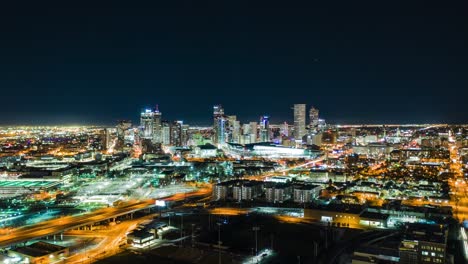 Lapso-De-Tiempo-Nocturno-Aéreo-De-Denver-Colorado-Con-Tráfico