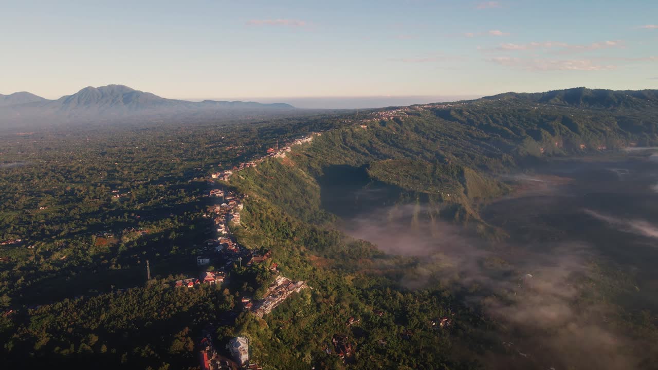 visión general del avión no tripulado de la ciudad de kintamani, amanecer brumoso en bali, indonesia, asia