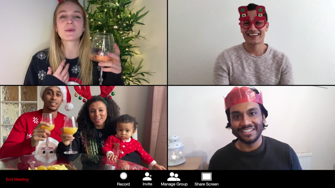 videollamada grupal de pantalla dividida de 4 vías entre amigos celebrando la navidad