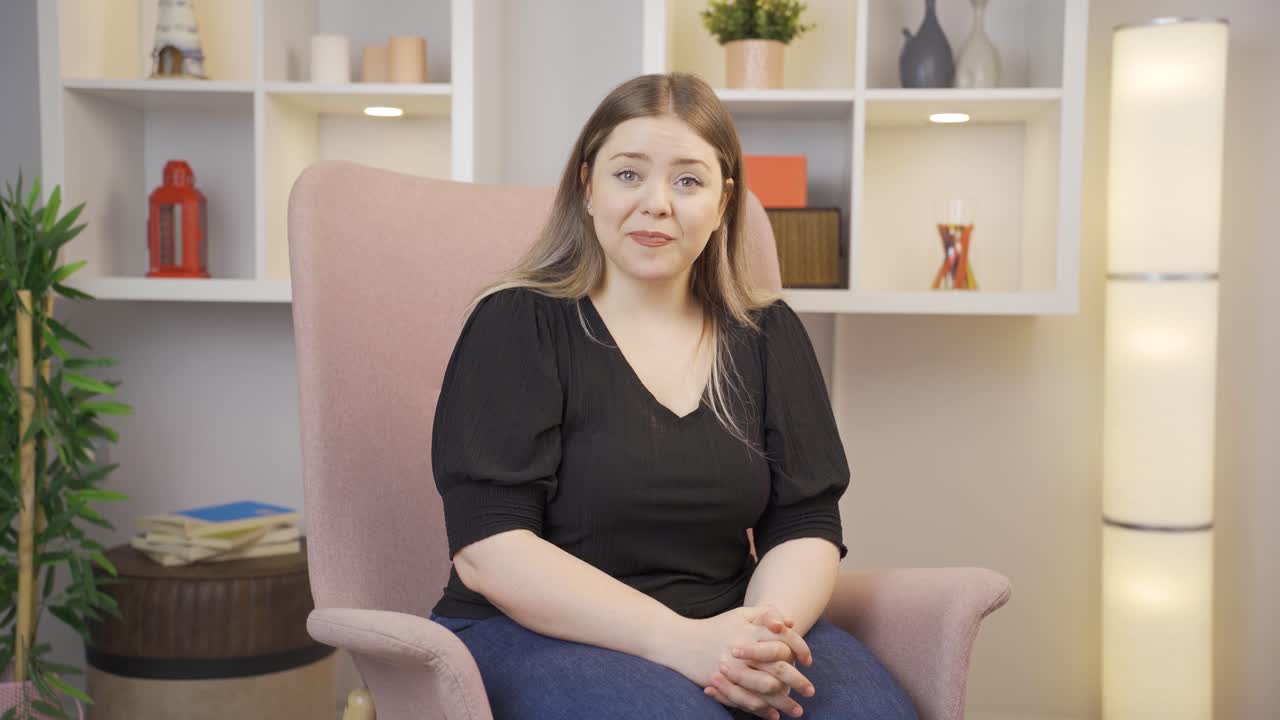 カメラを見て喜びを体験する若い女性 ⁇