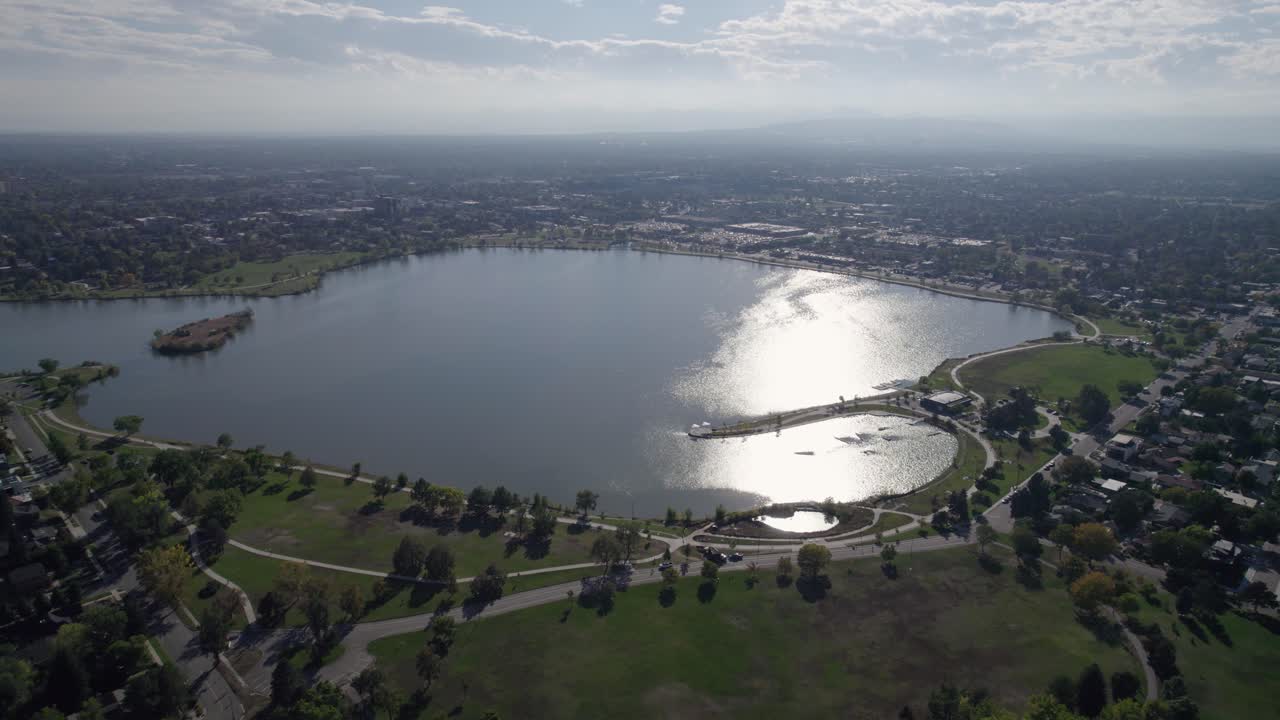 콜로라도 주 덴버에서 가장 큰 호수인 슬론 호수 (sloan lake) 의 4k 고공 비행 드론, 그리고 도시에서 두 번째로 큰 공원이 있는 곳, 그리고 수많은 야외 활동