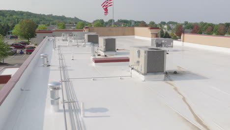 unidades de condensador hvac en el techo del edificio, primer plano aéreo