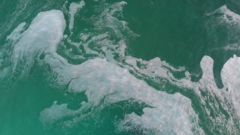 video de la hermosa vista de las olas espumosas en el mar