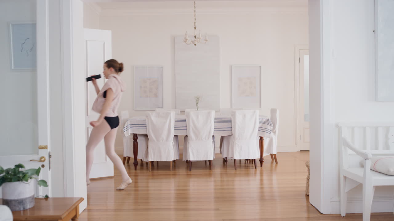 재미있는 십대 소녀 춤추는 자신감으로 카라오케를 노래하는 무관심한 주말을 축하하는 어리석은 춤 동작을 즐기는 재미있는 4k