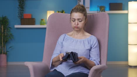 una mujer en crisis financiera.