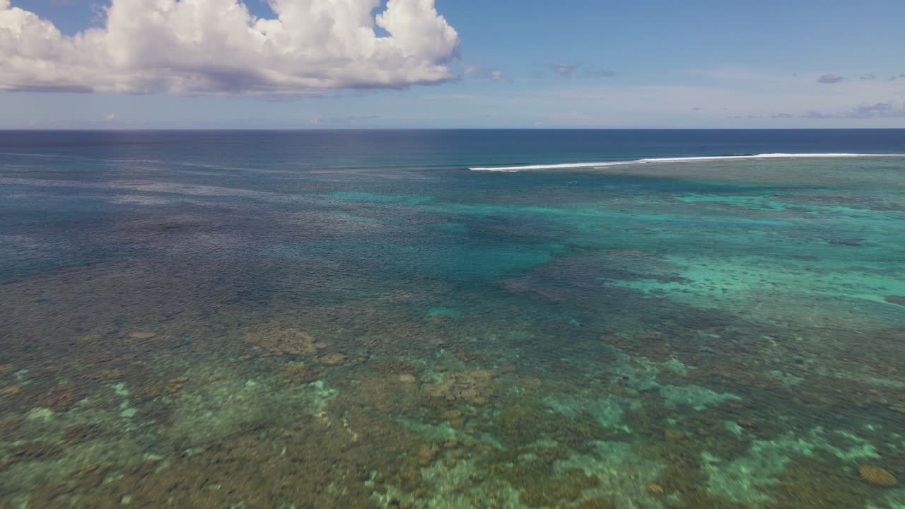 drone volando sobre el coral en el pacífico cerca de guam usa