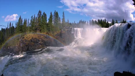 Zeitlupenvideo-Der-Wasserfall-Ristafallet-Im-Westlichen-Teil-Von-Jämtland-Gilt-Als-Einer-Der-Schönsten-Wasserfälle-Schwedens.