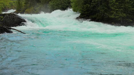 Gebirgsfluss-Schöne-Natur-Norwegen-Natürliche-Landschaft.-Der-Lovatnet-See-(auch-Loenvatnet)-Ist-Ein-See-In-Der-Gemeinde-Stryn-Im-Kreis-Vestland,-Norwegen.