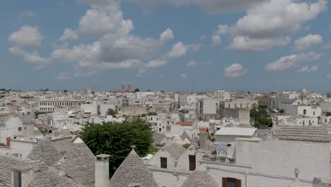 toma aérea en alberobello, una hermosa ciudad turística en la región de apulia con casas trulli en primer plano