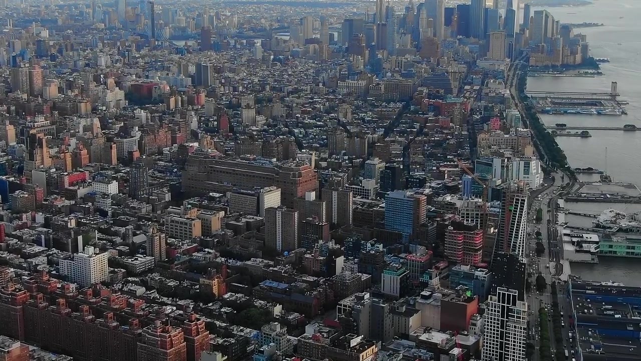 Udsigt over New York Citys skyline og bylandskab fra oven.