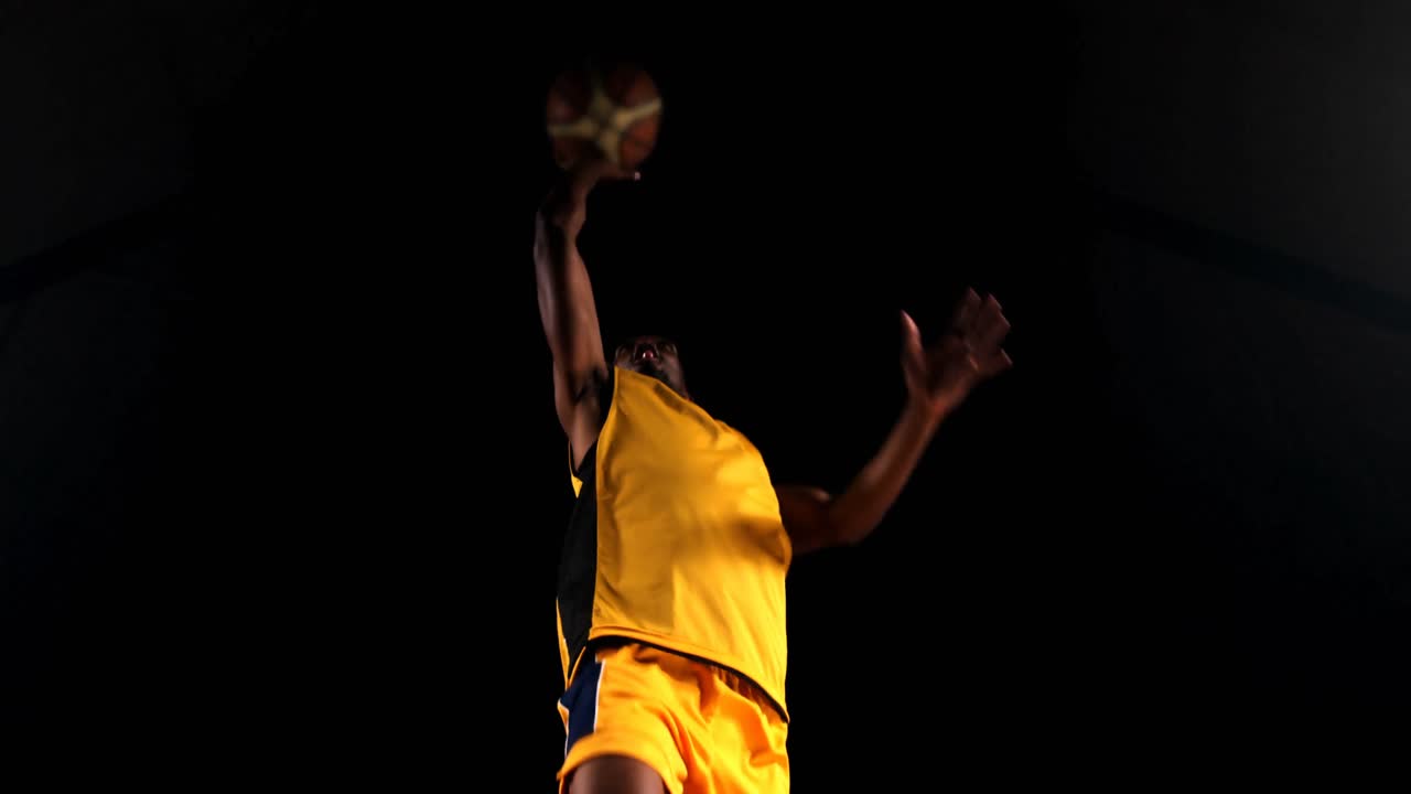 deportista jugando al baloncesto