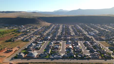 Casas-En-El-Barrio-En-Un-Día-Soleado-En-Hurricane-City,-Utah