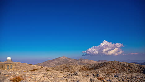 las nubes soplan y ondulan por encima de las montañas más allá del observatorio espacial skinakas, creta, grecia - paisaje de nubes de lapso de tiempo