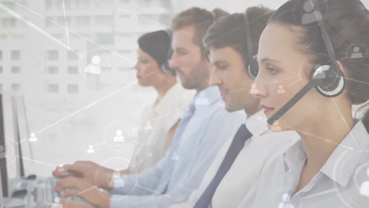 animación de la red de perfiles sobre la mujer caucásica ejecutiva de atención al cliente sonriendo en la oficina