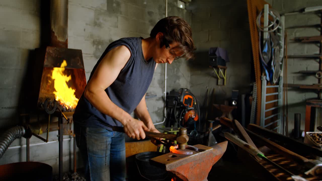 metalúrgica moldeando herradura en la fábrica 4k