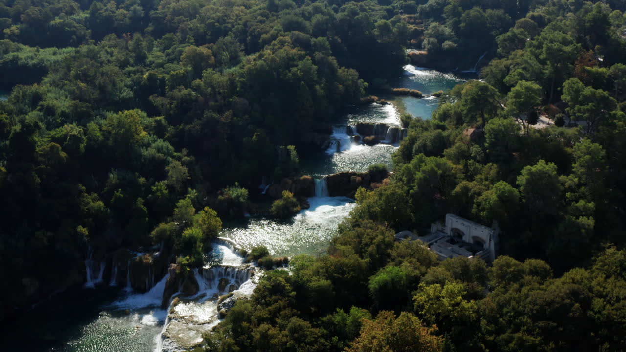 vista asombrosa de las cascadas naturales de krka - vista de día soleado del parque nacional de krka ubicado por roski slap en croacia - retroceso aéreo