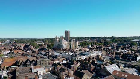 movimiento aéreo que se acerca a la catedral de canterbury y su entorno de belleza, kent, inglaterra