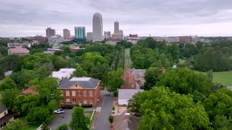 la inclinación aérea hacia arriba para revelar winston salem nc, carolina del norte sobre old salem