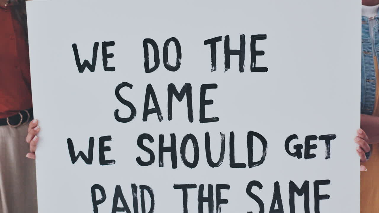 평등을 위한 시위 표지판을 들고 있는 사무실 여성들