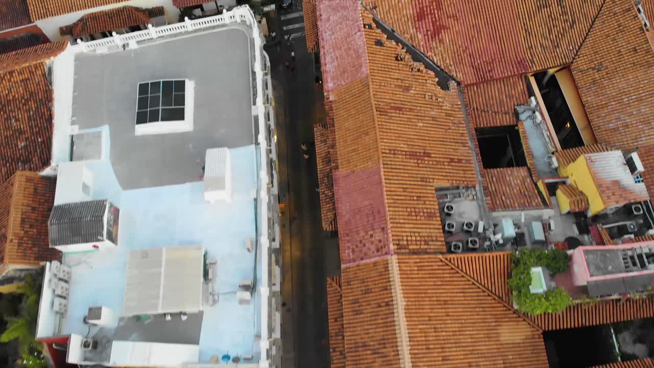 위에서 아래로, 카르타헤나 디 인디아스 시의 거리에서 드론 촬영, 은 저녁, 콜롬비아, 남아메리카