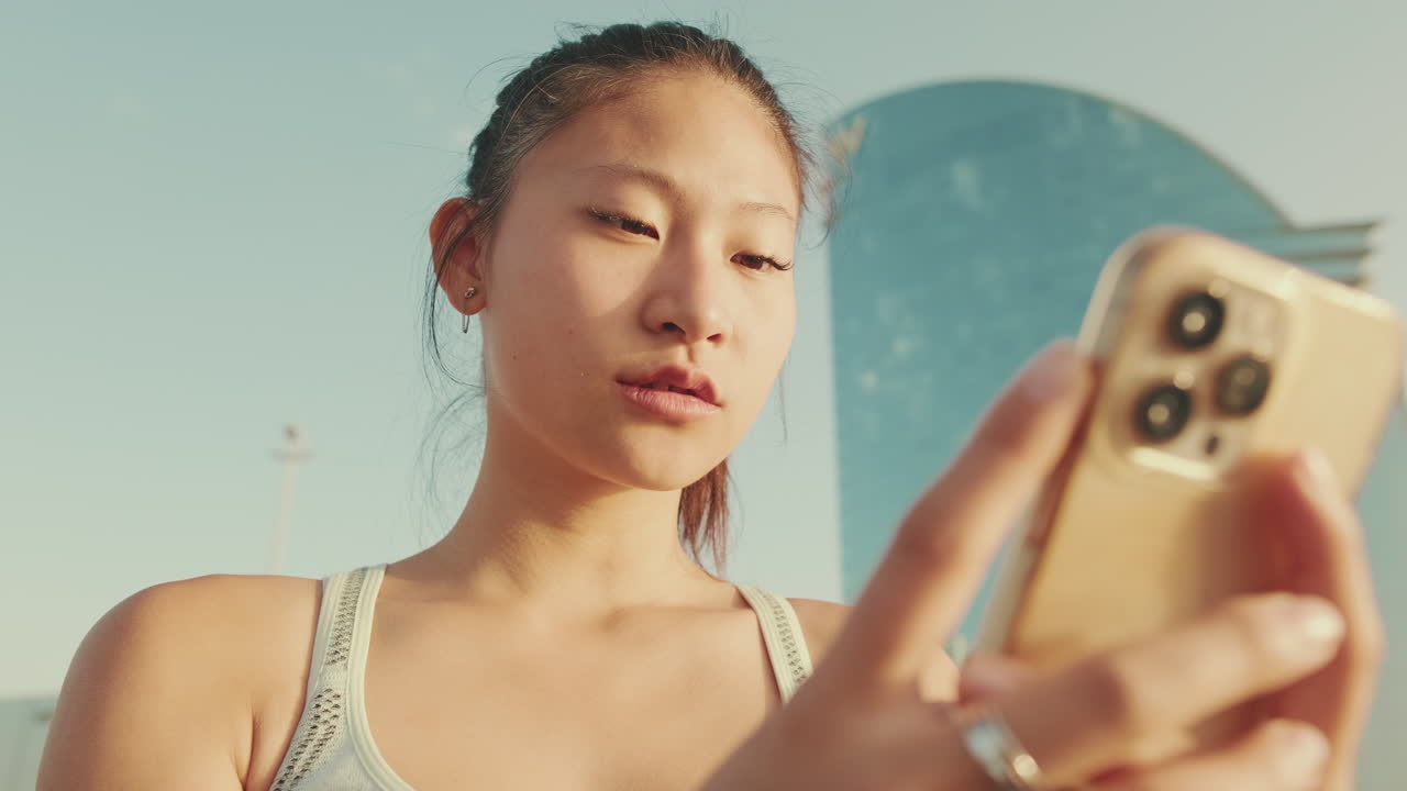 年轻的亚洲女性在使用手机