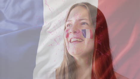 animación de la bandera de francia sobre una mujer caucásica sonriendo