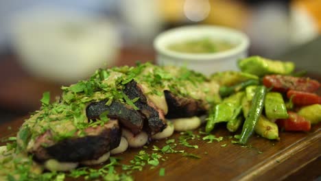 Porciones-De-Filete-A-La-Parrilla-Servido-Con-Verduras-Asadas-En-Una-Vieja-Tabla-De-Madera