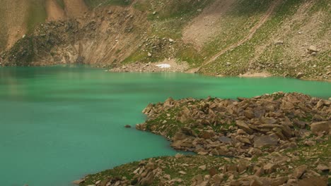 el lago arashan se encuentra a una altitud de 2.700 metros sobre el nivel del mar en uzbekistán.