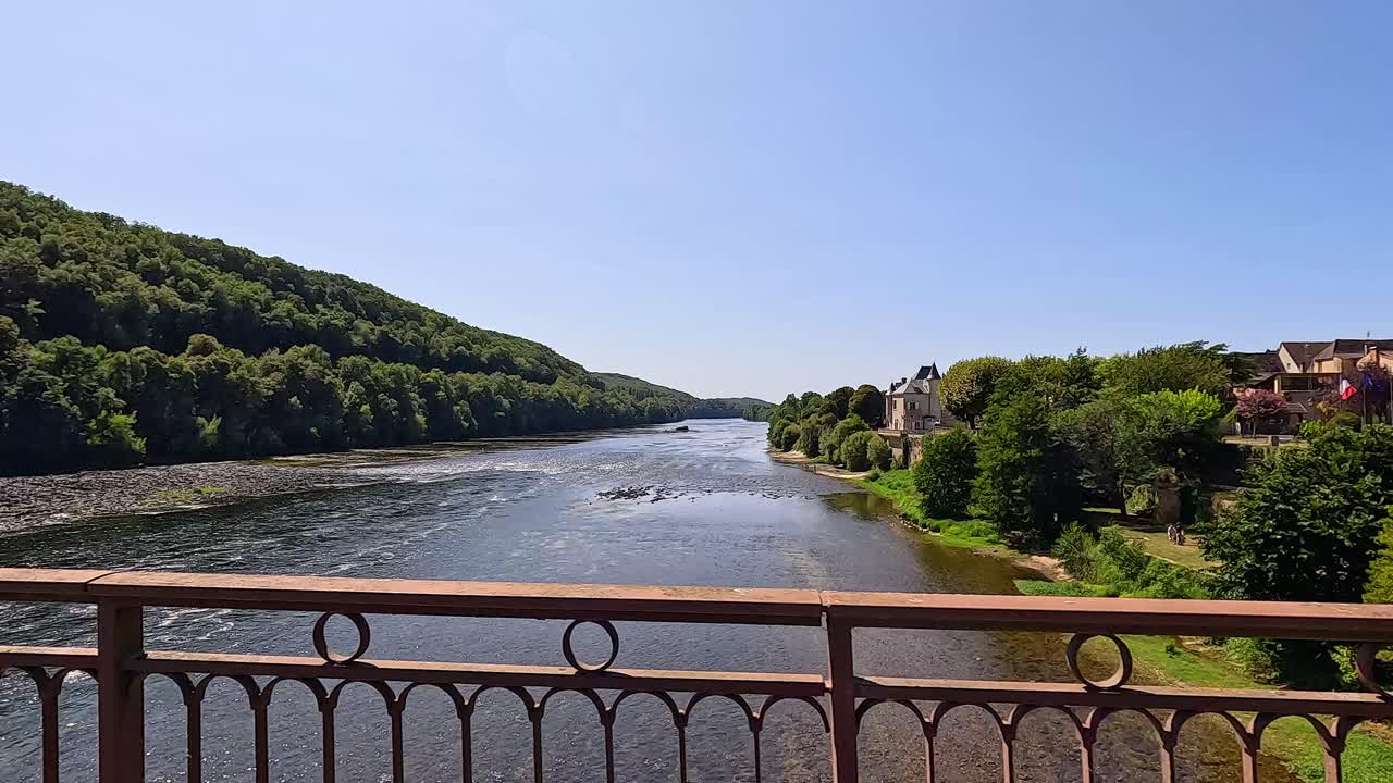 울창한 초원을 가로질러 흐르는 조용한 강