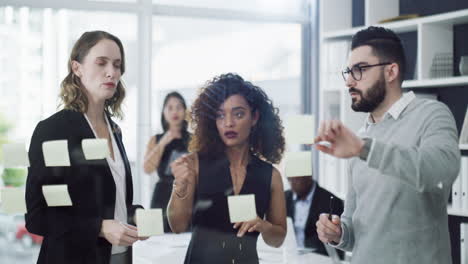 decidiendo sobre sus mejores ideas