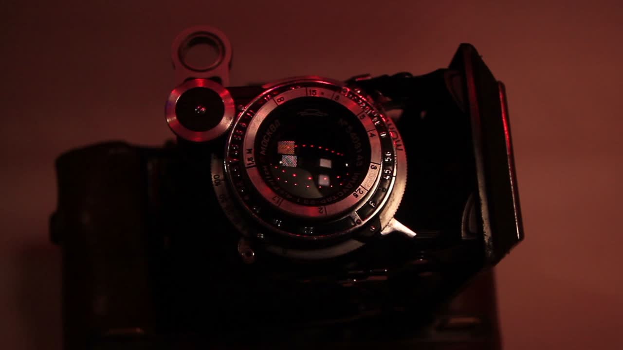 Primo piano della macchina fotografica a pellicola sovietica vintage pieghevole Moskva, la luce si sposta a destra.