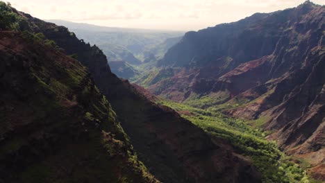 Dramatische-Luftaufnahmen-Der-Berühmten-Waimea-Schlucht-Auf-Kauai