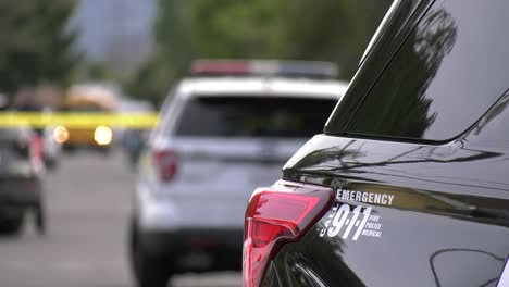 coches de policía en una investigación de la escena del crimen