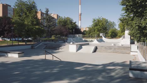 Tiro-Amplio-De-Skatepark-Vacío-Sin-Gente-Durante-La-Pandemia-De-Coronavirus