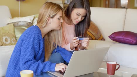 Dos-Jóvenes-Estudiantes-Compartiendo-Una-Computadora-Portátil