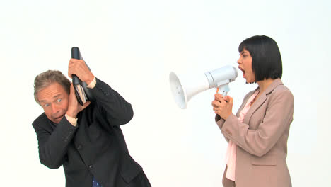 mujer de negocios asiática gritando a un empleado