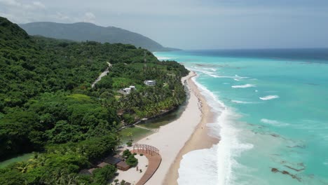 Vista-Aérea-De-La-Pintoresca-Playa-De-Los-Patos-Al-Sur-De-Barahona-En-La-República-Dominicana.