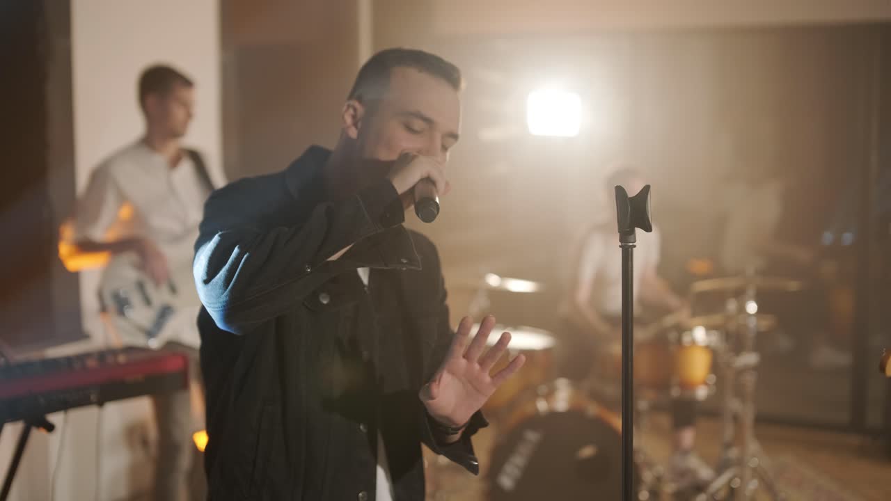 가수, 베이시스트, 피아니스트, 드러머, 기타리스트와 함께 라이브 밴드 공연