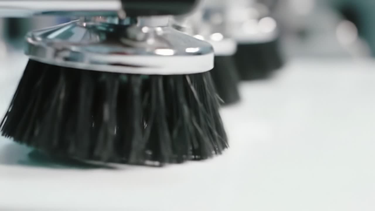 A Close-Up Look at Precision Brushing Tools: Exploring the Detail and Functionality of Cleaning Equipment in Action