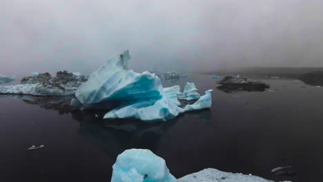 Drohnen-Luftaufnahme-Von-Eisbergen-In-Der-Gletscherlagune-Jökulsarlon-In-Island.