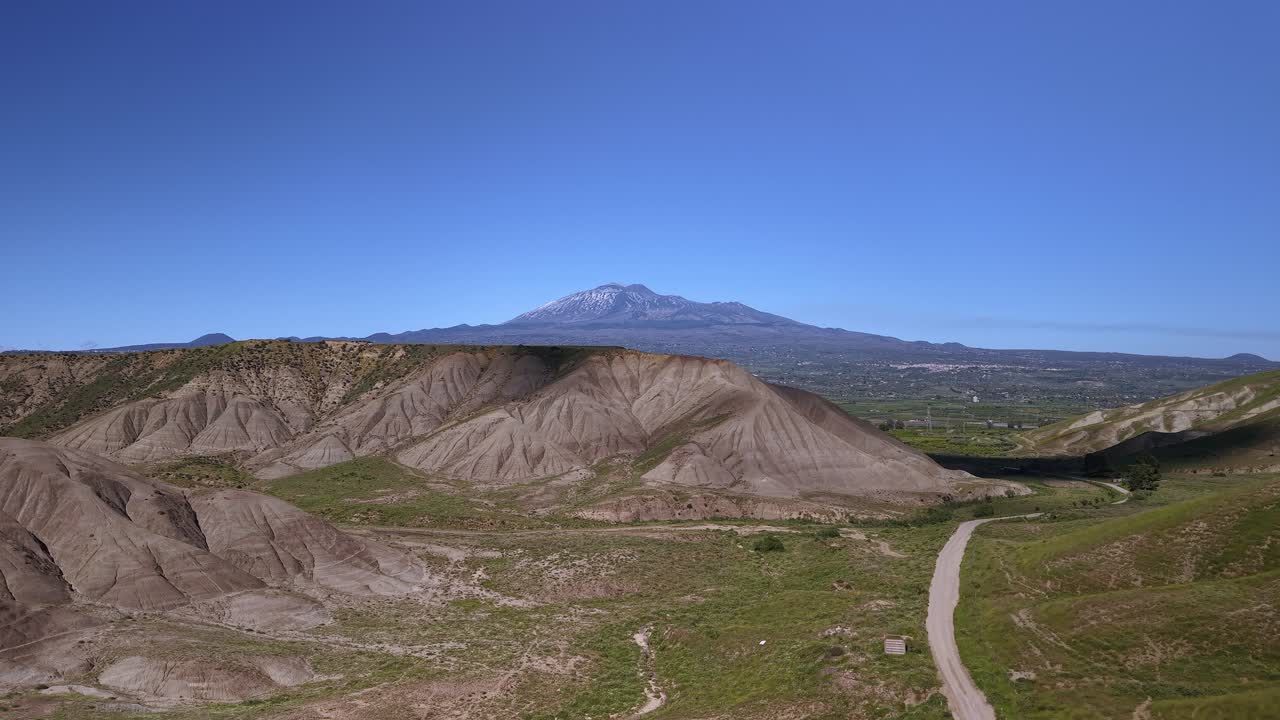 Vista panoramica del Monte Etna su dolci colline e campi