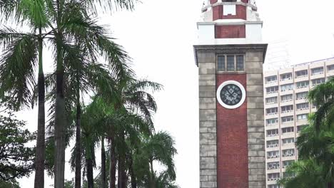 Un-Metraje-Estacionario-De-Un-Clima-Lluvioso-En-El-Hito-De-La-Torre-Del-Reloj-En-Hong-Kong