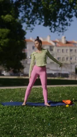 mujer practicando yoga en un parque