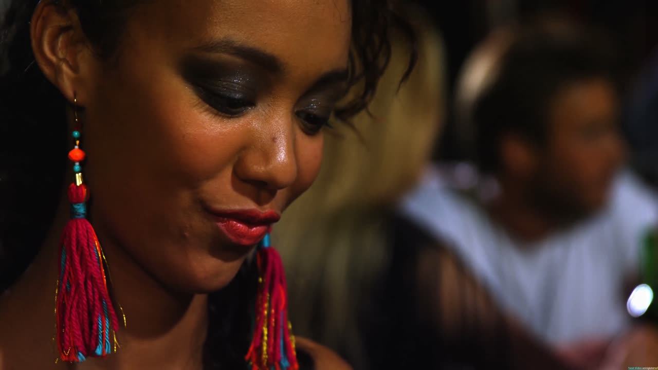 mujer usando teléfono móvil