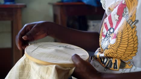 manos cerradas. mujer africana haciendo bordado