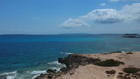 Wunderschöne-Küste-Mit-Blauem-Meer