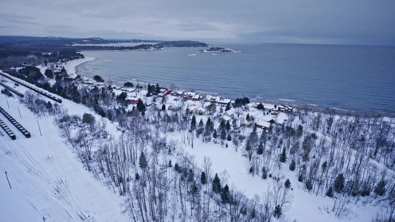 Riprese con drone in volo sopra Marquette, Michigan, durante l'inverno.