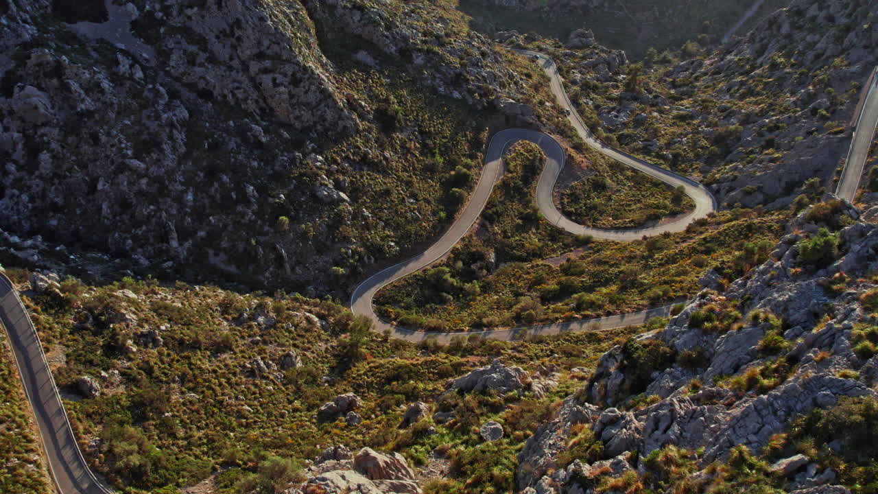 sa calobra road at coll dels reis rocky mountain pass in serra de tramuntana, балеарские острова, майорка, испания