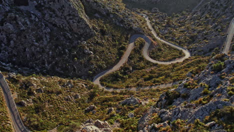 carretera de sa calobra en el paso de la montaña rocosa de coll dels reis en serra de tramuntana, islas baleares, mallorca, españa