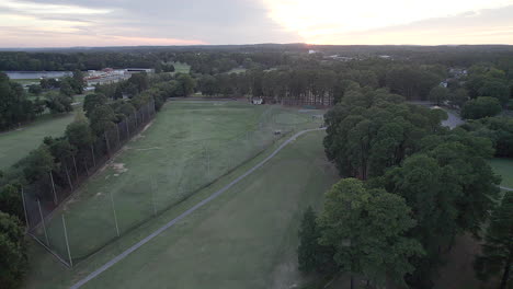 Sonnenuntergang-über-Dem-Golfplatz,-Abenddämmerung,-Lange-Driving-Range,-18-Loch-Platz